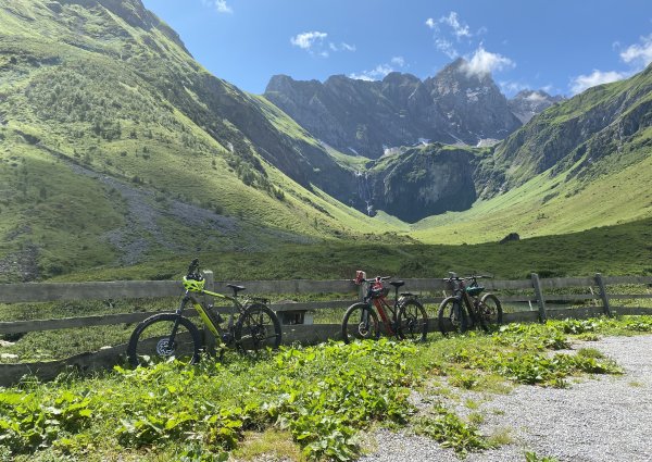 mountainbikes_baumgart_alm_bach_lechtal_3840.jpg